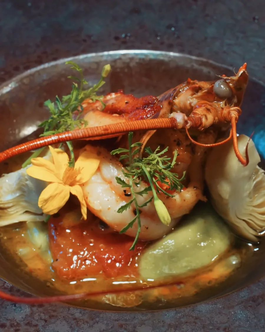 Homard, artichaut et fleur comestible : un plat du menu