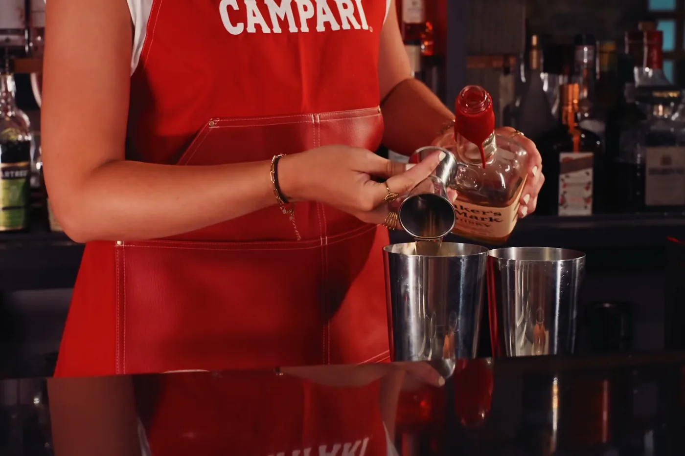 Le service au shaker, tablier Campari