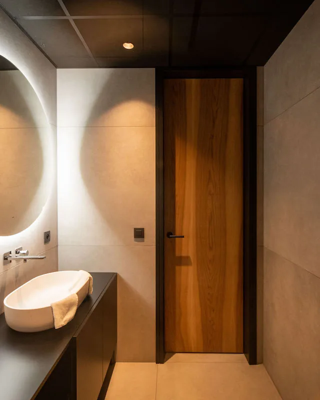 La salle de bain et son miroir rond