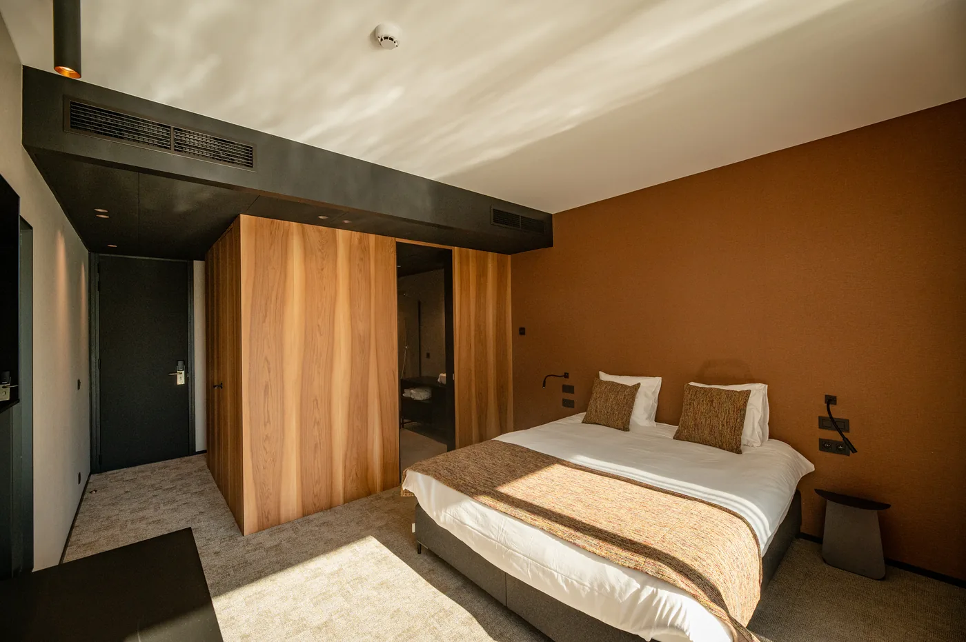La chambre et son habillage de bois