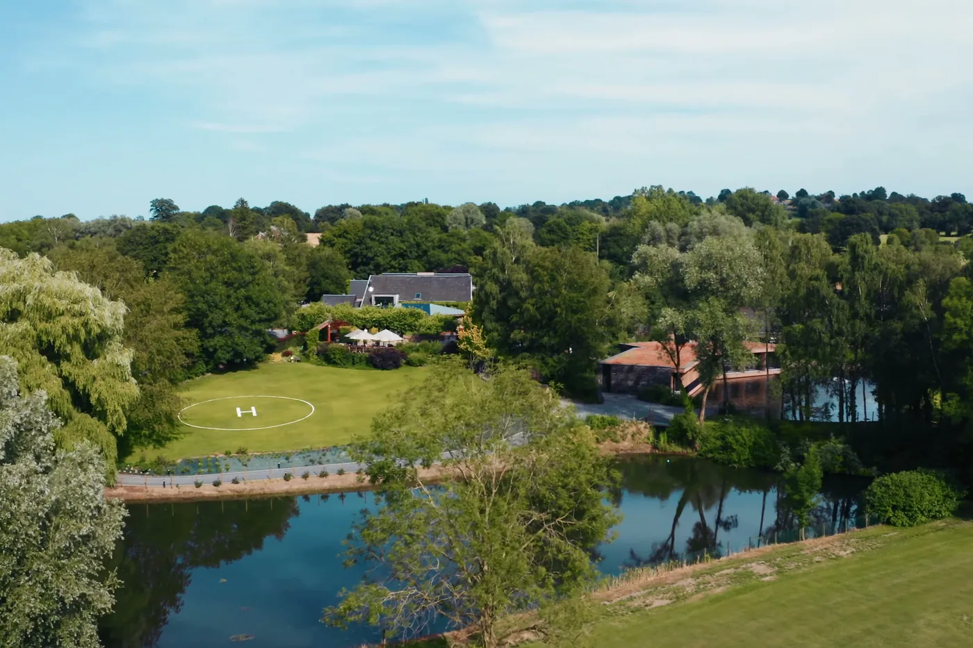 Le domaine vu du ciel, l'héliport sur la pelouse