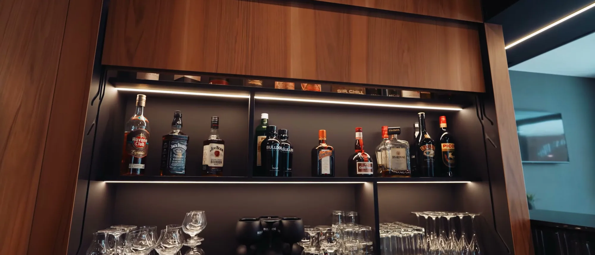 Assiettes à partager, huîtres, carpaccios et cocktails. Sur réservation.
