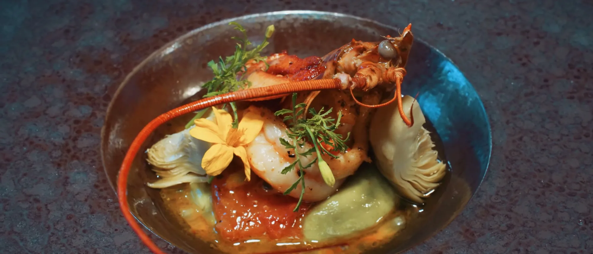 Une cuisine raffinée et dans l'air du temps. Le menu change chaque mois ; la carte est servie à tous les services.