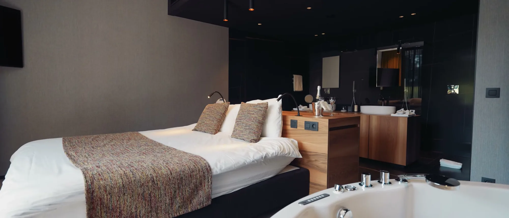 Idéale pour un couple, notre suite royale avec balnéo.