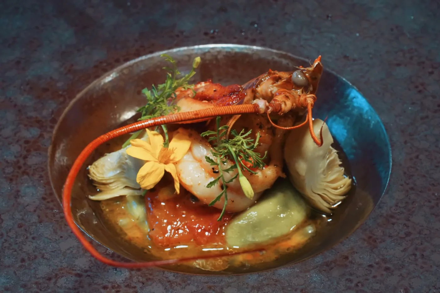 Homard, artichaut et fleur comestible