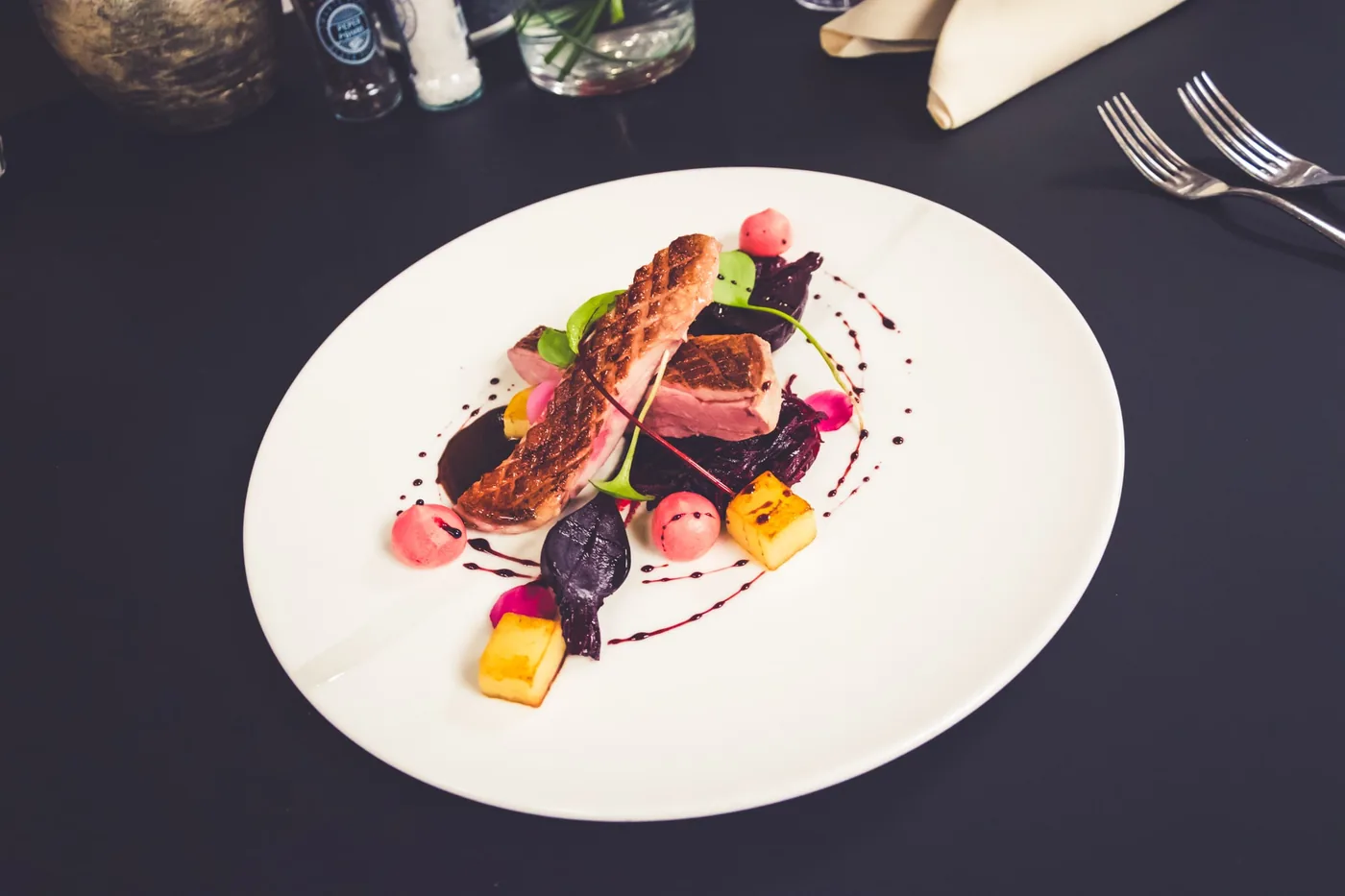 Magret de canard, betterave et condiments