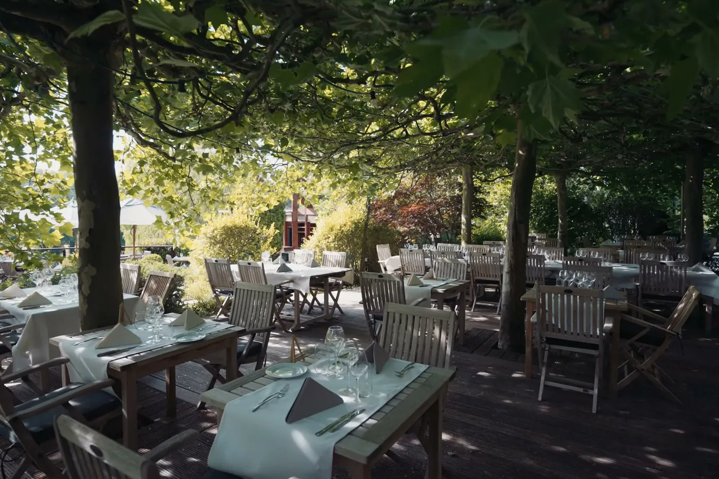 Les tables dressées sous les arbres