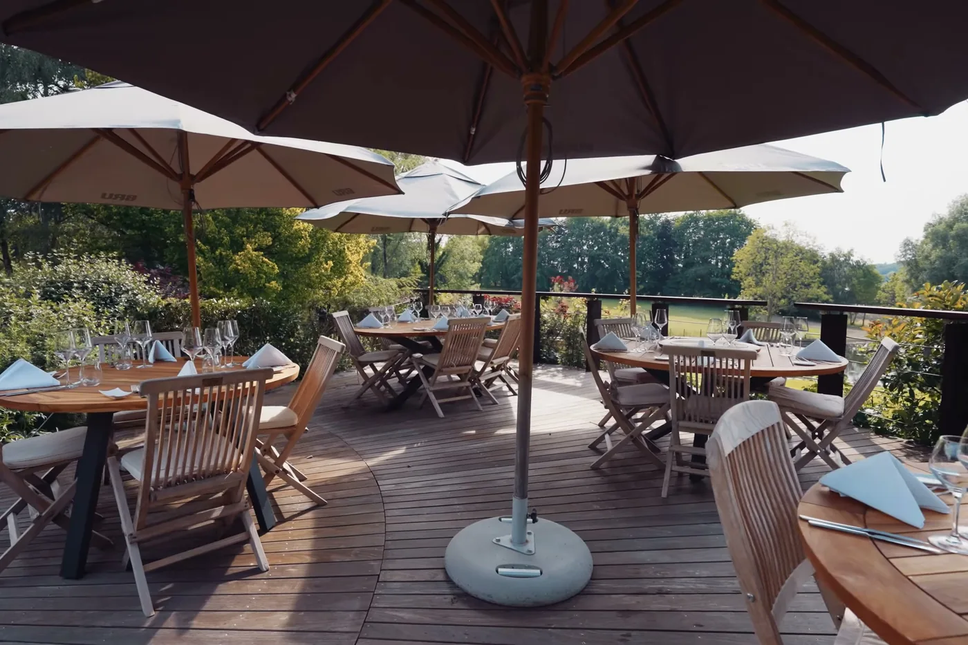La terrasse et ses parasols, dressée face à la campagne