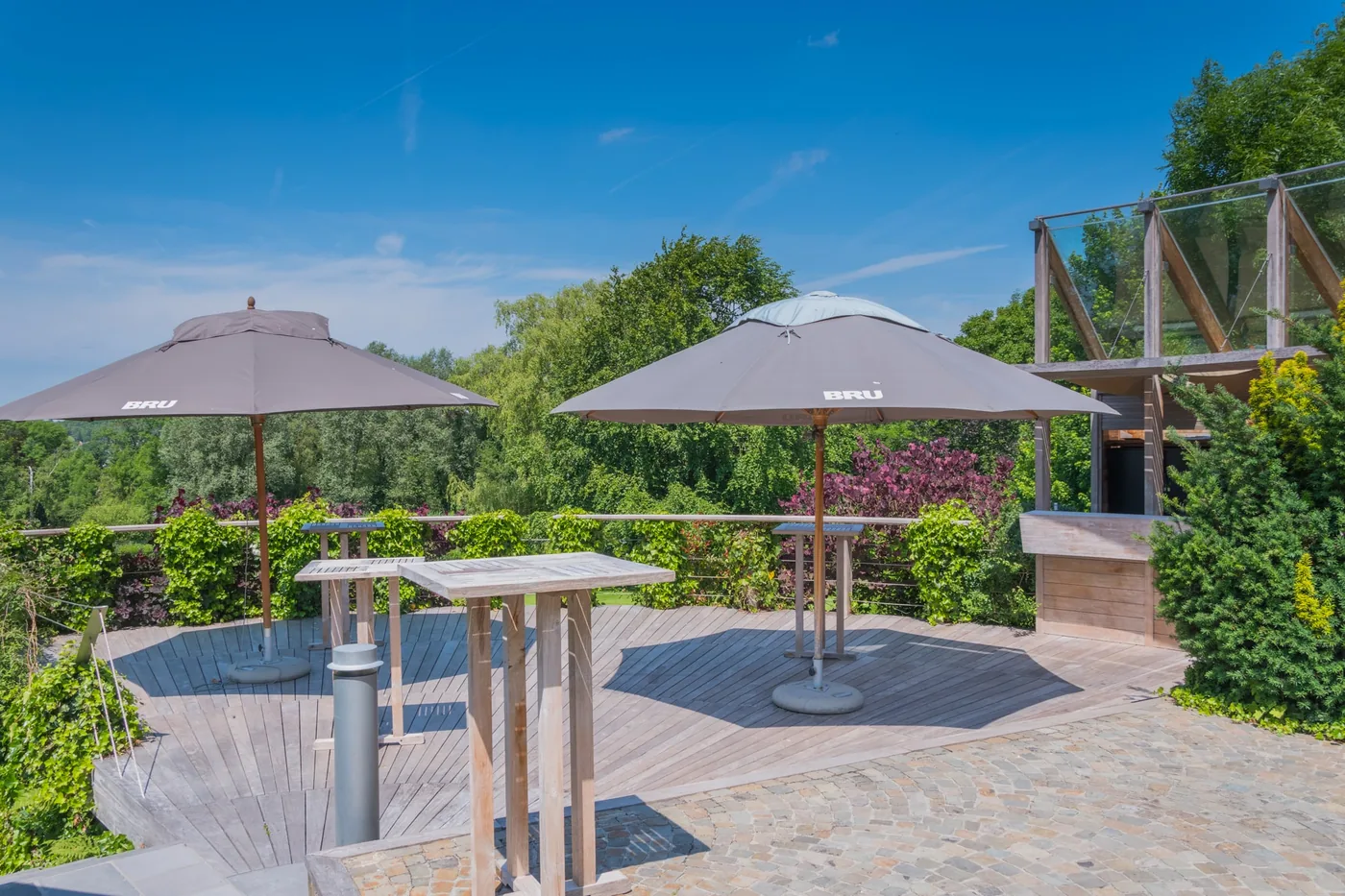 La terrasse en bois et ses mange-debout