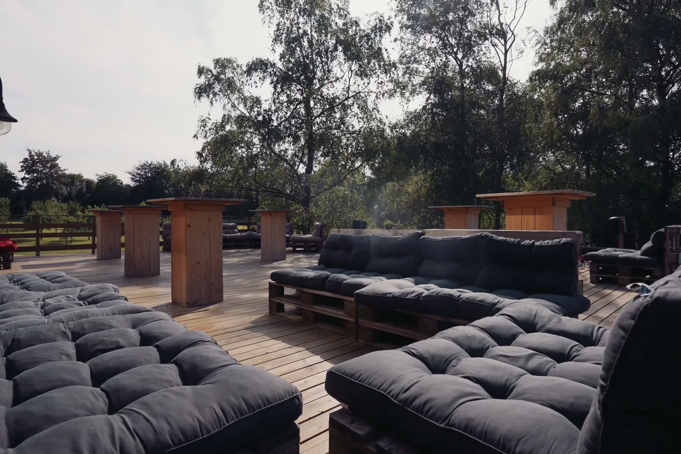 Les banquettes de palettes de la terrasse lounge