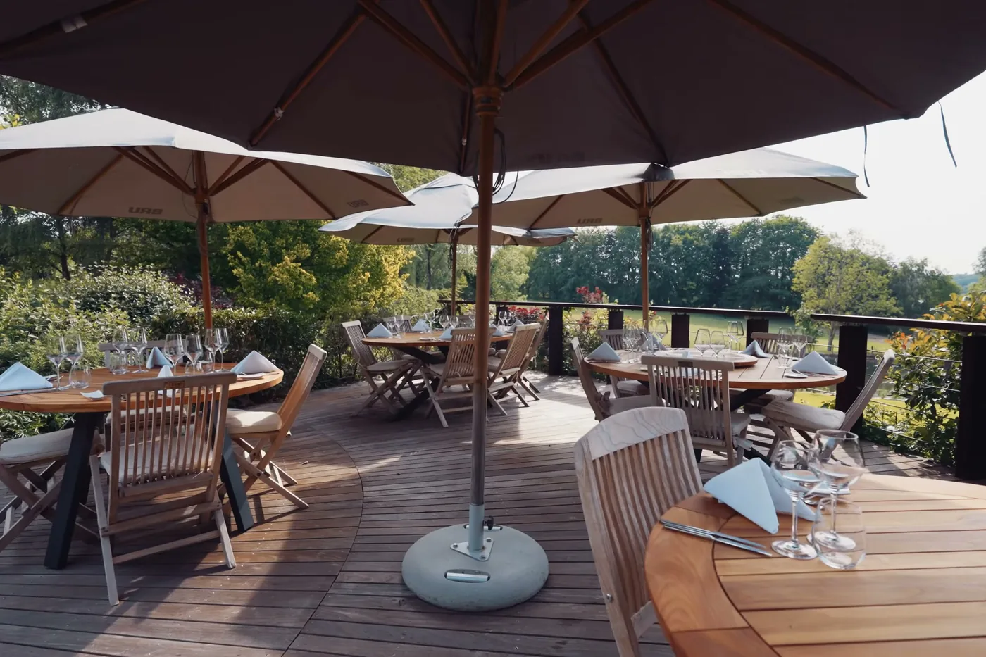 Les grands parasols de la terrasse, face à la campagne